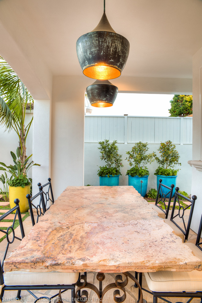 Свежая идея для дизайна: двор среднего размера на заднем дворе в средиземноморском стиле с мощением тротуарной плиткой - отличное фото интерьера