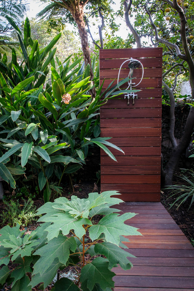 Mittelgroßer, Unbedeckter Moderner Patio hinter dem Haus mit Gartendusche und Dielen in Los Angeles