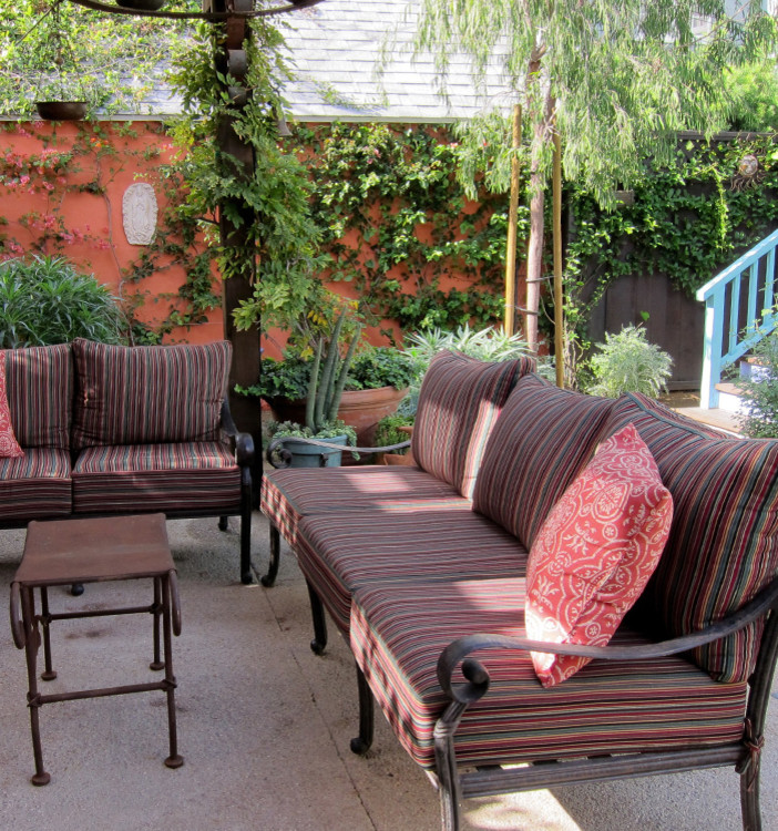 This is an example of a bohemian patio in Los Angeles.