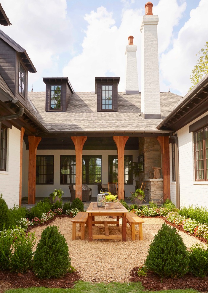 Diseño de patio tradicional de tamaño medio sin cubierta en patio con gravilla