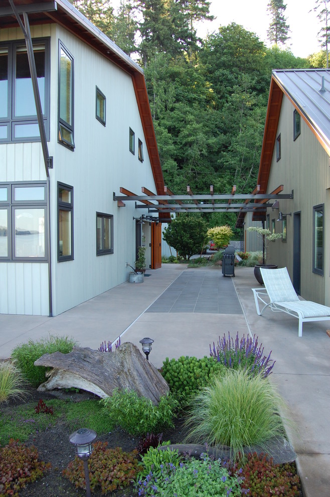Inspiration for a classic courtyard patio in Seattle.