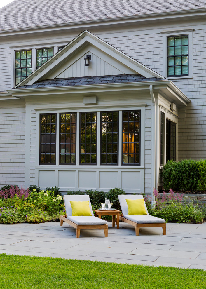 Пример оригинального дизайна: двор на заднем дворе в классическом стиле с покрытием из каменной брусчатки без защиты от солнца