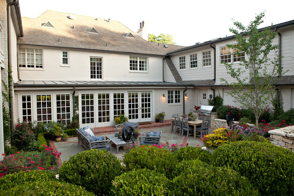Esempio di un grande patio o portico classico dietro casa con nessuna copertura