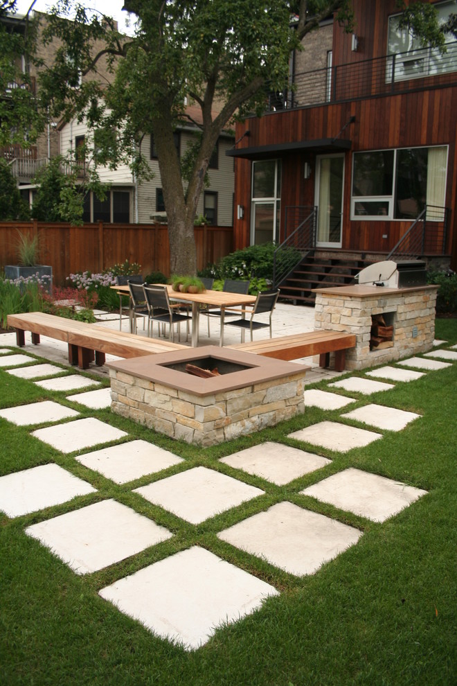 Idée de décoration pour une terrasse design avec un foyer extérieur.