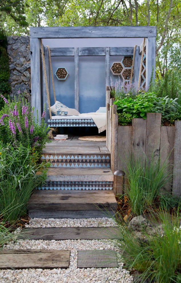 Свежая идея для дизайна: беседка во дворе частного дома в стиле фьюжн с настилом - отличное фото интерьера