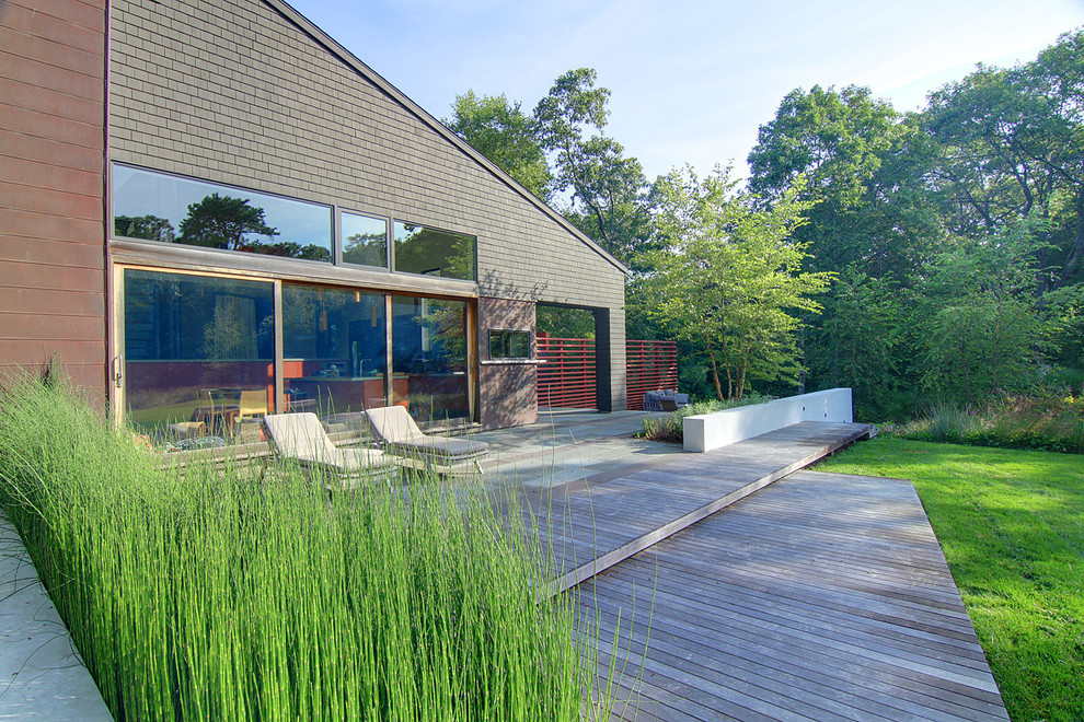 Diseño de patio contemporáneo sin cubierta en patio trasero con adoquines de piedra natural