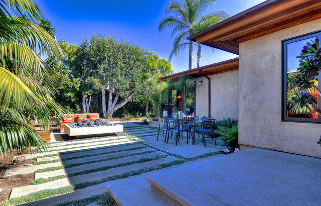 Example of a minimalist patio design in Orange County