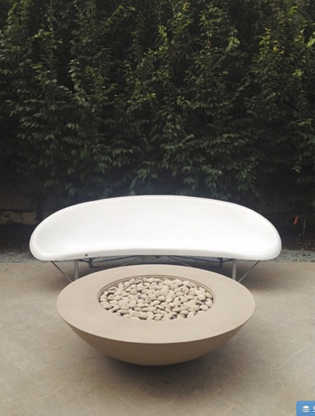 Inspiration pour une petite terrasse arrière traditionnelle avec un foyer extérieur, du carrelage et aucune couverture.