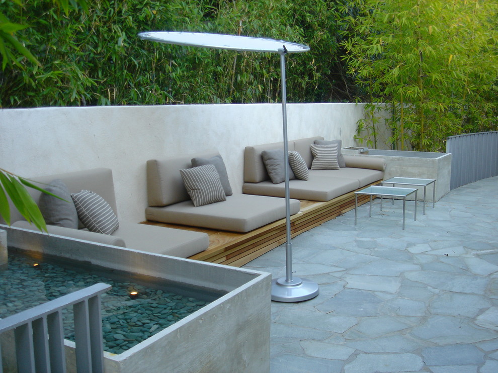 Modelo de patio contemporáneo sin cubierta con adoquines de piedra natural