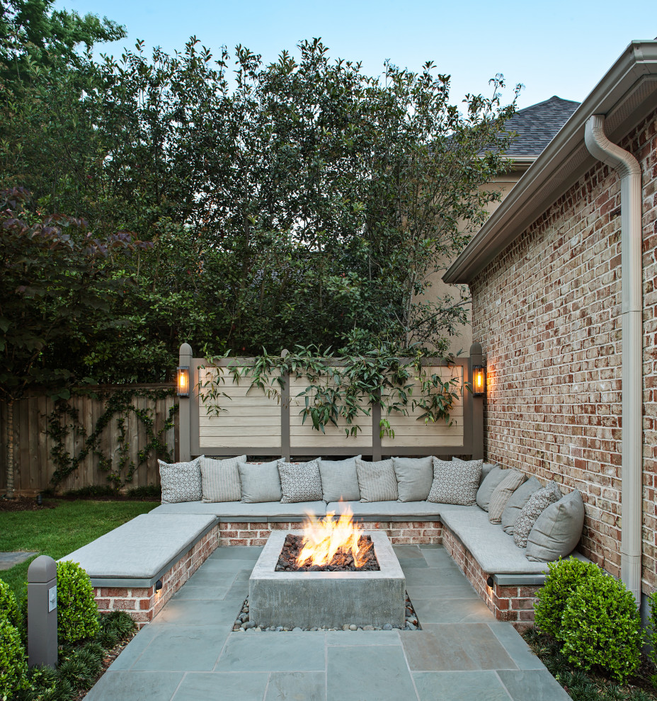 Mittelgroßer Klassischer Patio hinter dem Haus mit Feuerstelle und Natursteinplatten in Houston