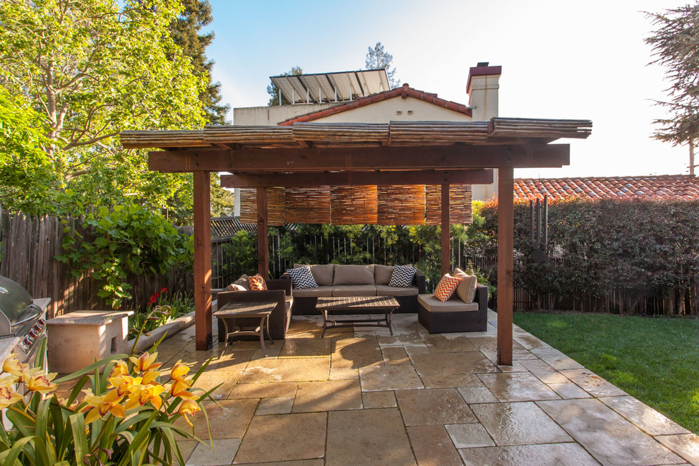 Inspiration pour une petite terrasse arrière bohème avec une cuisine d'été, des pavés en pierre naturelle et une pergola.