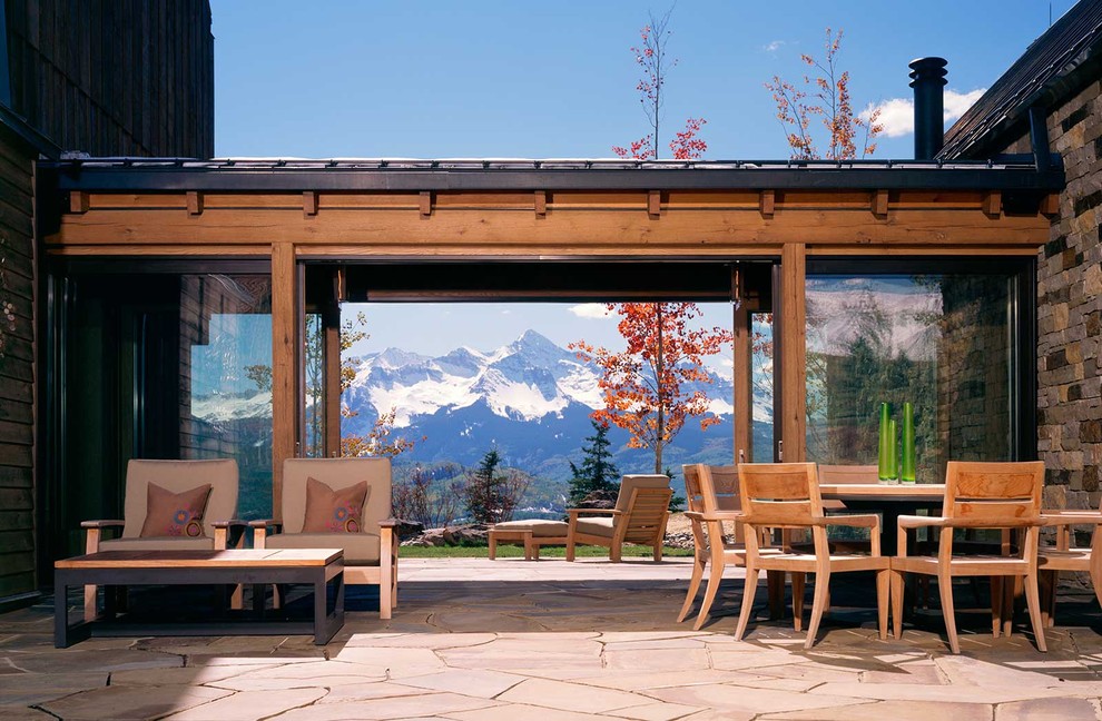 Стильный дизайн: большой двор на заднем дворе в стиле рустика с покрытием из каменной брусчатки без защиты от солнца - последний тренд