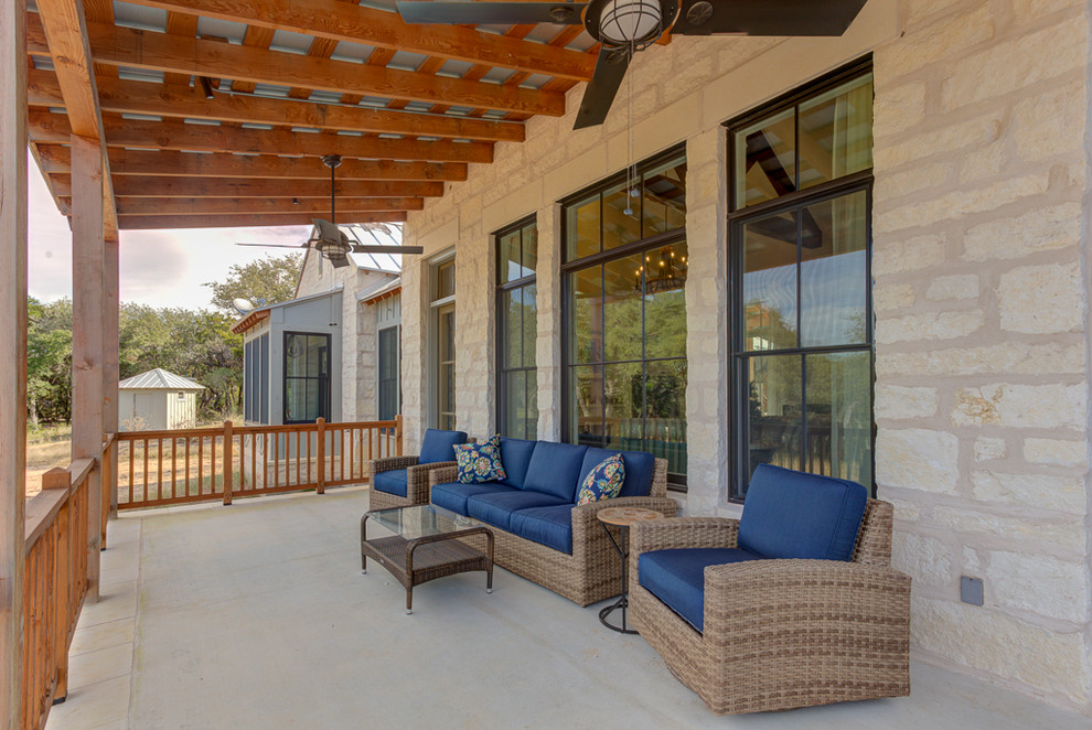 Exemple d'une terrasse arrière nature de taille moyenne avec une cuisine d'été, un gravier de granite et une extension de toiture.