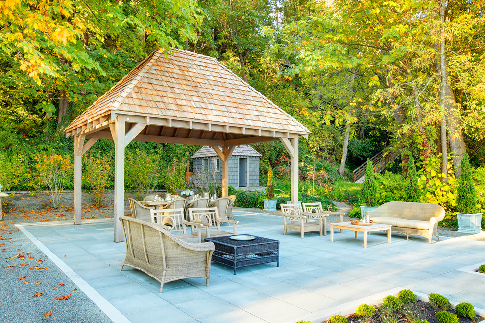 Idee per un patio o portico chic di medie dimensioni e dietro casa con un gazebo o capanno e pavimentazioni in pietra naturale