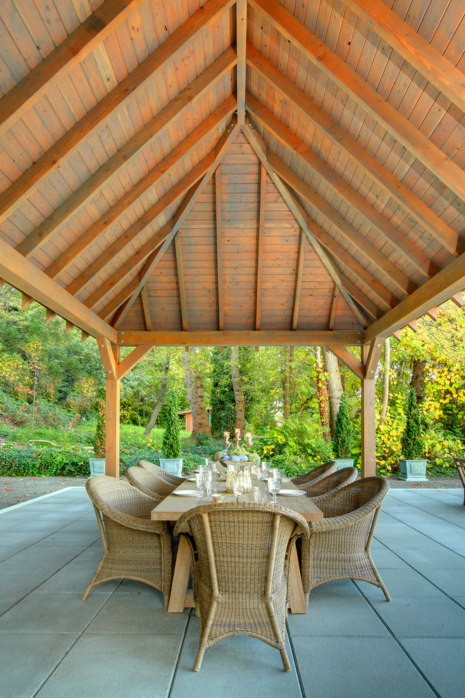 Ejemplo de patio clásico de tamaño medio en patio trasero con cenador y adoquines de piedra natural