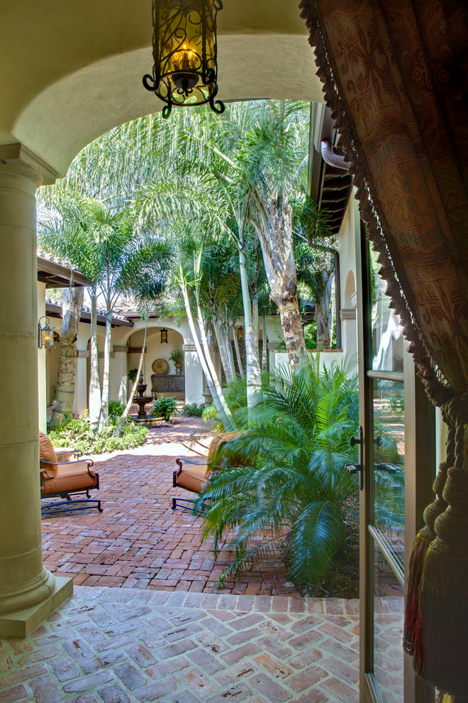 Mittelgroßer, Unbedeckter Mediterraner Patio im Innenhof mit Pflastersteinen in Orlando