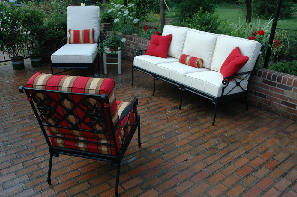 Imagen de patio clásico renovado de tamaño medio sin cubierta en patio trasero con adoquines de ladrillo