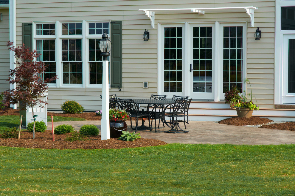 На фото: двор среднего размера на заднем дворе в стиле неоклассика (современная классика) с покрытием из бетонных плит с