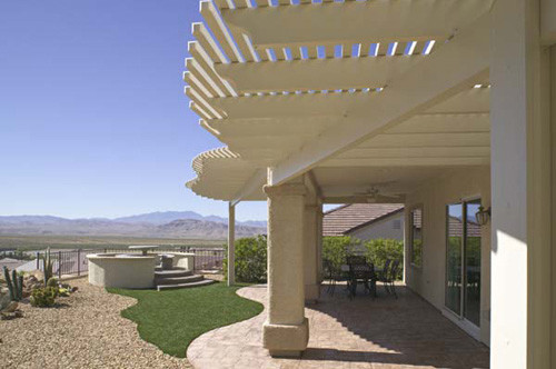 Foto di un patio o portico american style di medie dimensioni e dietro casa con una pergola