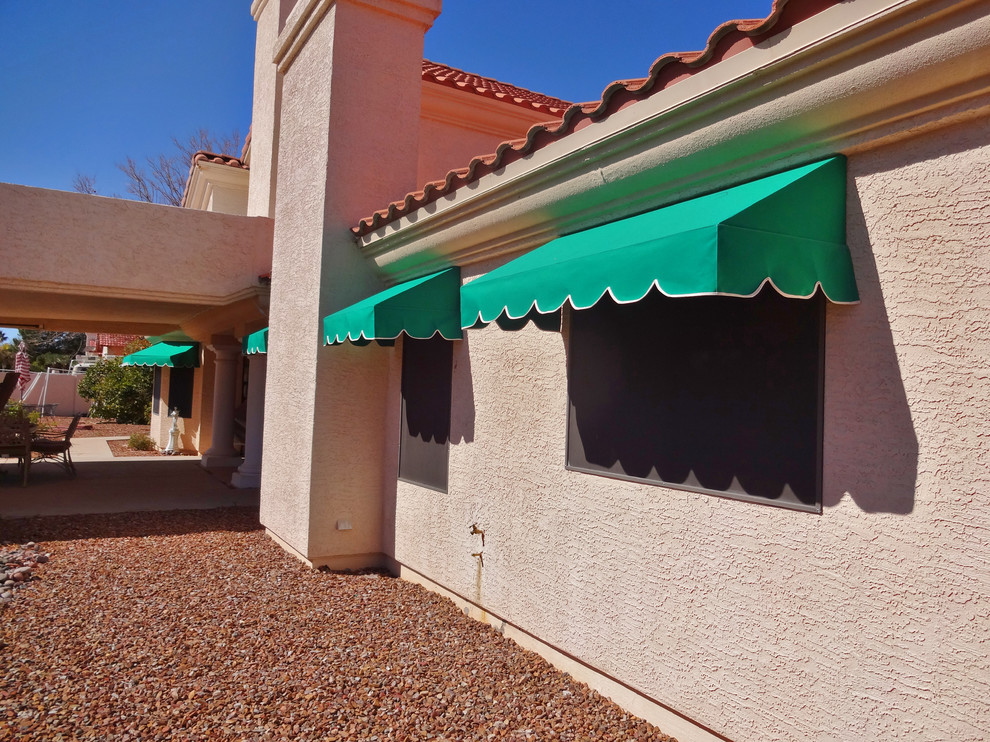 フェニックスにある広いトラディショナルスタイルのおしゃれな裏庭のテラス (砂利舗装、オーニング・日よけ) の写真