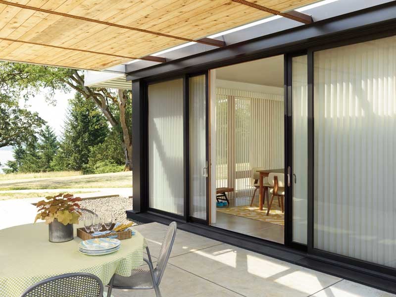 Cette photo montre une terrasse arrière asiatique de taille moyenne avec une cuisine d'été, des pavés en béton et un gazebo ou pavillon.