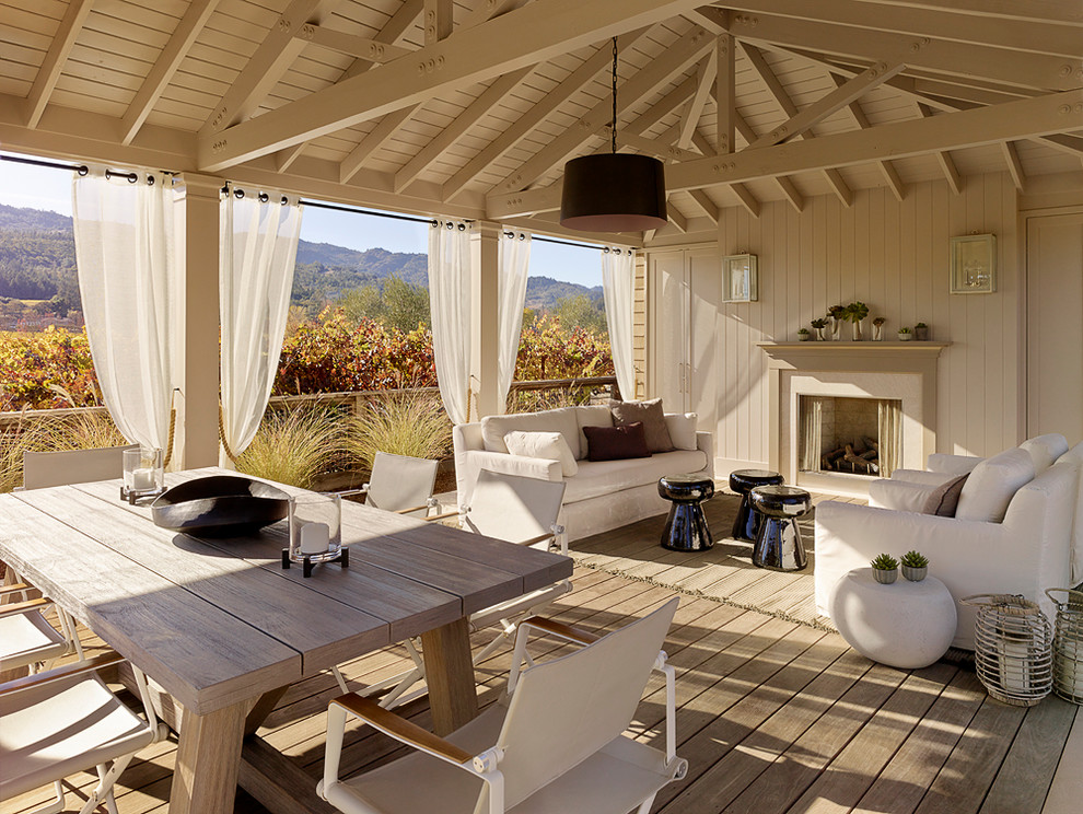 Cette photo montre une terrasse en bois chic avec un gazebo ou pavillon.