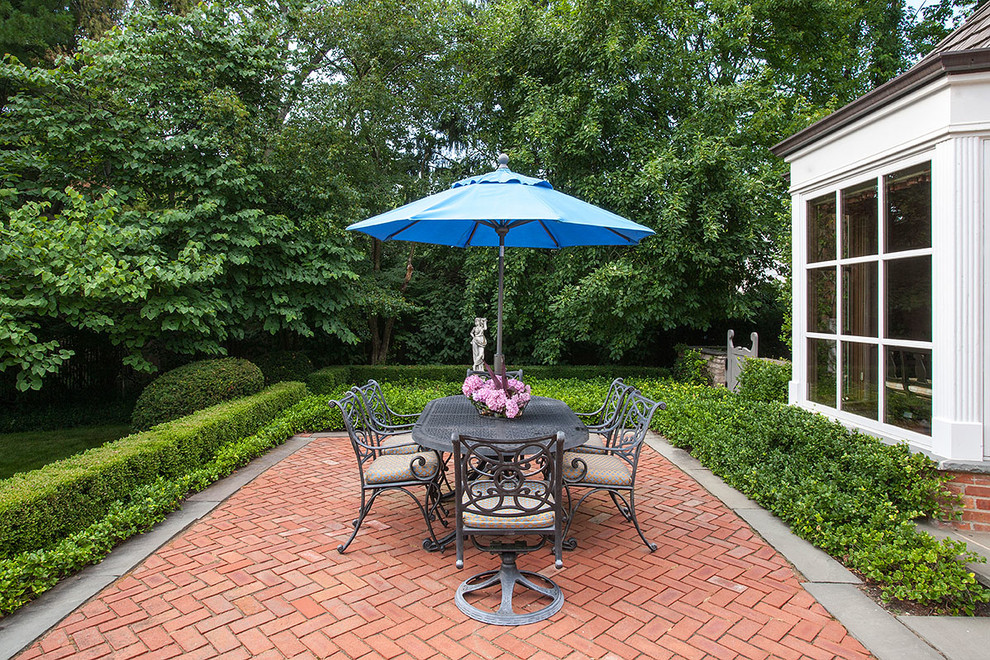 Réalisation d'une terrasse tradition avec des pavés en brique et aucune couverture.