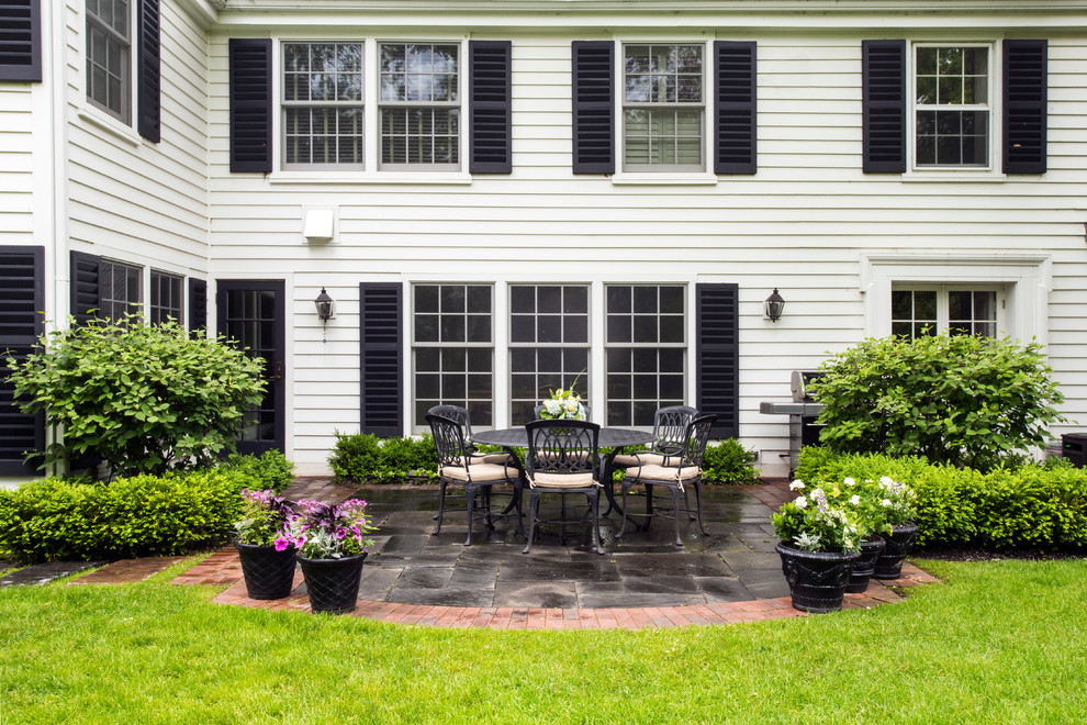 Пример оригинального дизайна: огромный двор на заднем дворе в классическом стиле с покрытием из каменной брусчатки