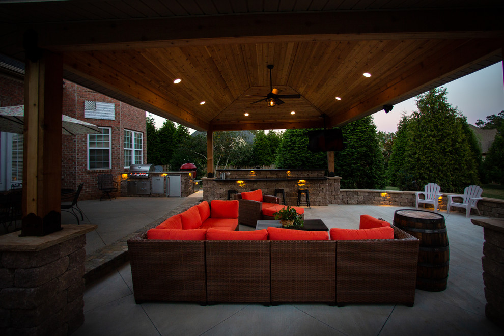 Foto de patio ecléctico de tamaño medio en patio trasero con cocina exterior y suelo de hormigón estampado