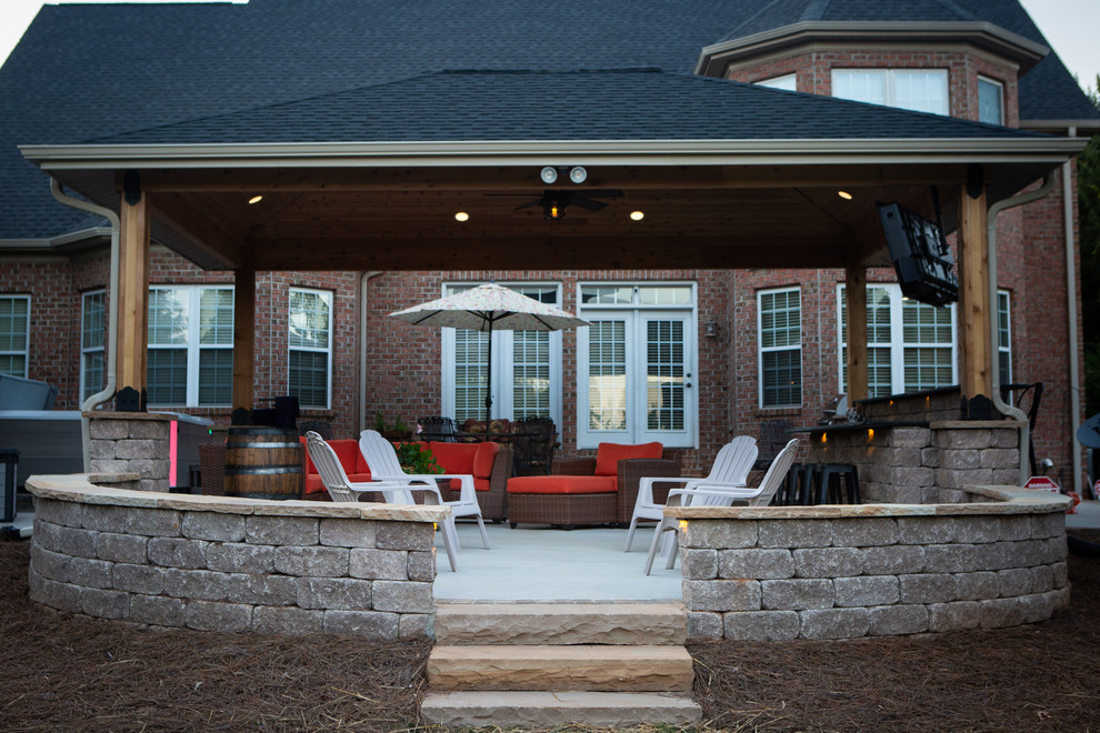 Diseño de patio bohemio de tamaño medio en patio trasero con cocina exterior y suelo de hormigón estampado