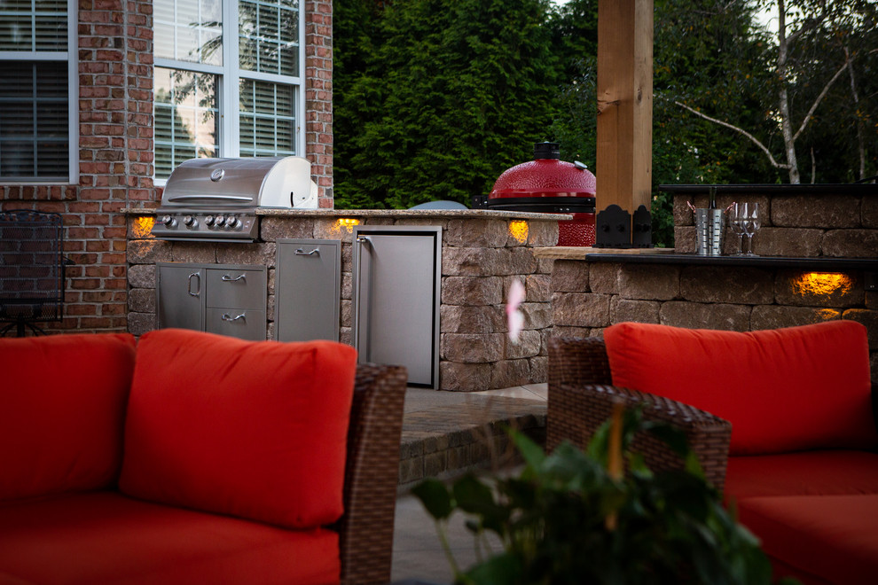 Exemple d'une terrasse arrière éclectique de taille moyenne avec une cuisine d'été et du béton estampé.