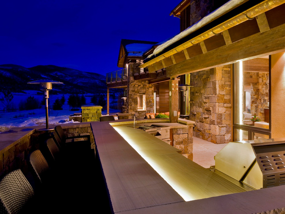 Inspiration pour une grande terrasse arrière chalet avec une cuisine d'été et aucune couverture.