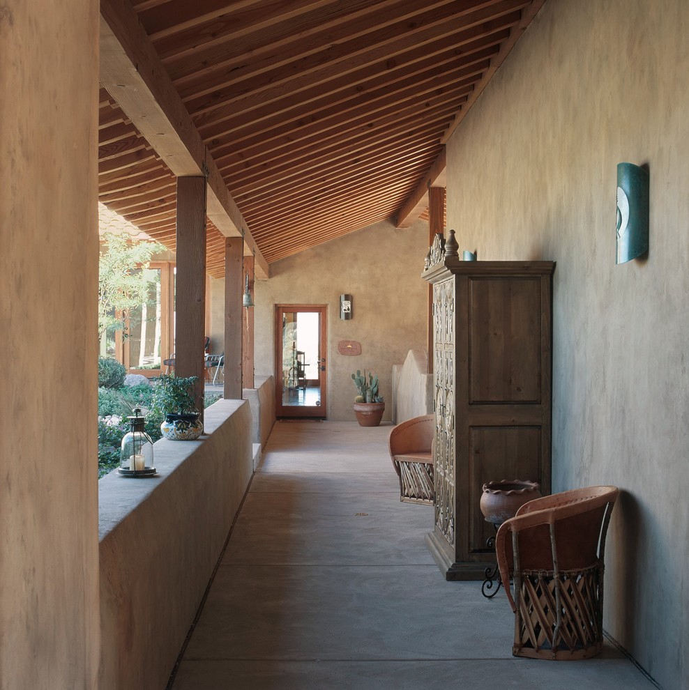 Mittelgroßer, Überdachter Mediterraner Patio im Innenhof mit Betonplatten in Phoenix