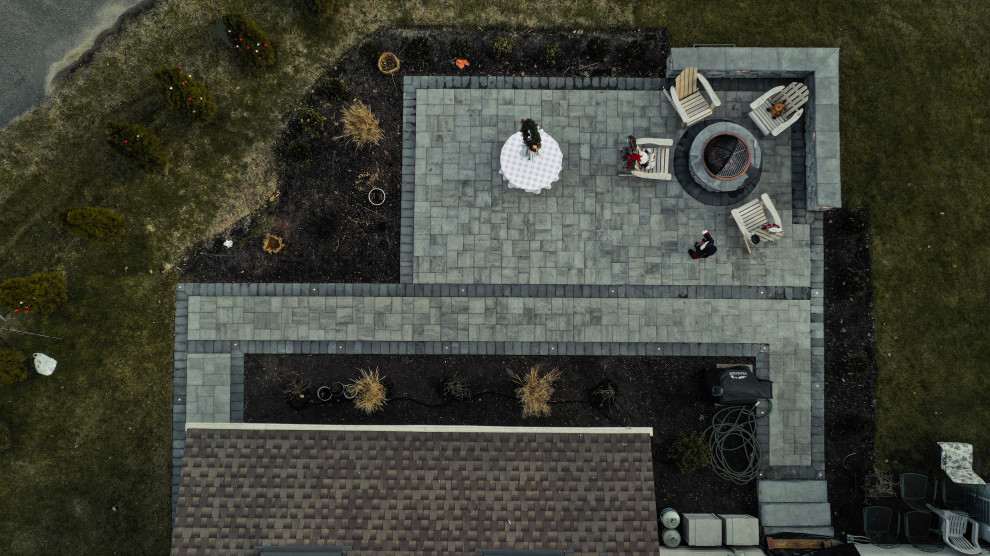 Diseño de patio minimalista de tamaño medio en patio trasero con brasero y adoquines de hormigón