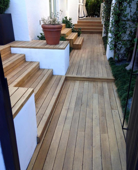 Inspiration pour une terrasse en bois arrière marine de taille moyenne avec une extension de toiture.