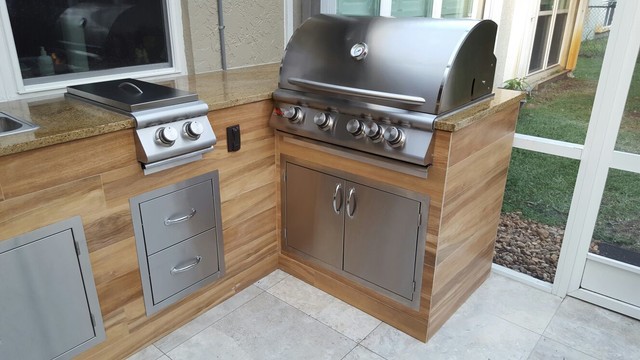 Wood-Look Tile Outdoor BBQ Kitchen - Moderno - Patio - Miami - de