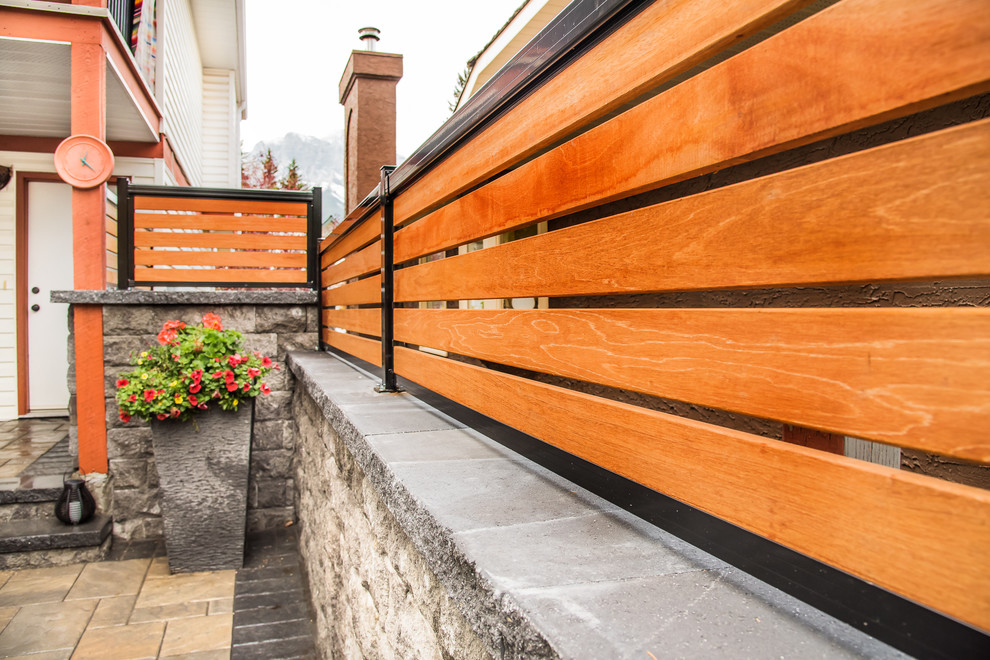 Cette photo montre une petite terrasse latérale chic avec des pavés en béton.