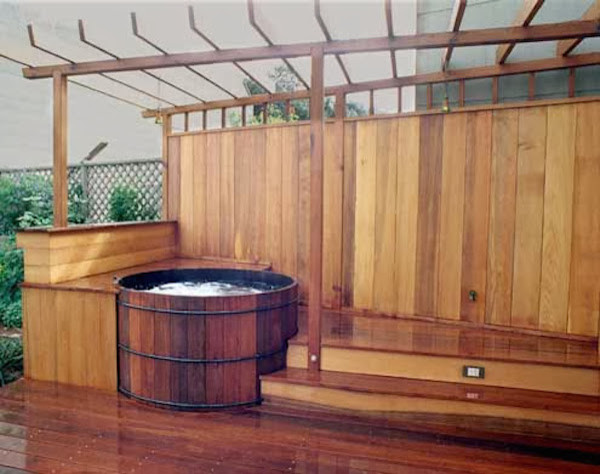 Immagine di un patio o portico di medie dimensioni e dietro casa con un gazebo o capanno