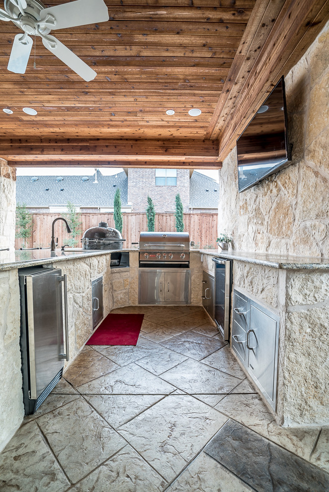 На фото: двор среднего размера на заднем дворе в средиземноморском стиле с летней кухней, покрытием из декоративного бетона и навесом