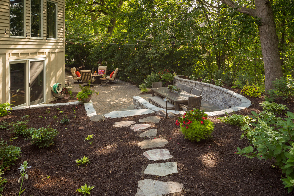 Foto de patio rural de tamaño medio sin cubierta en patio trasero con brasero y adoquines de piedra natural