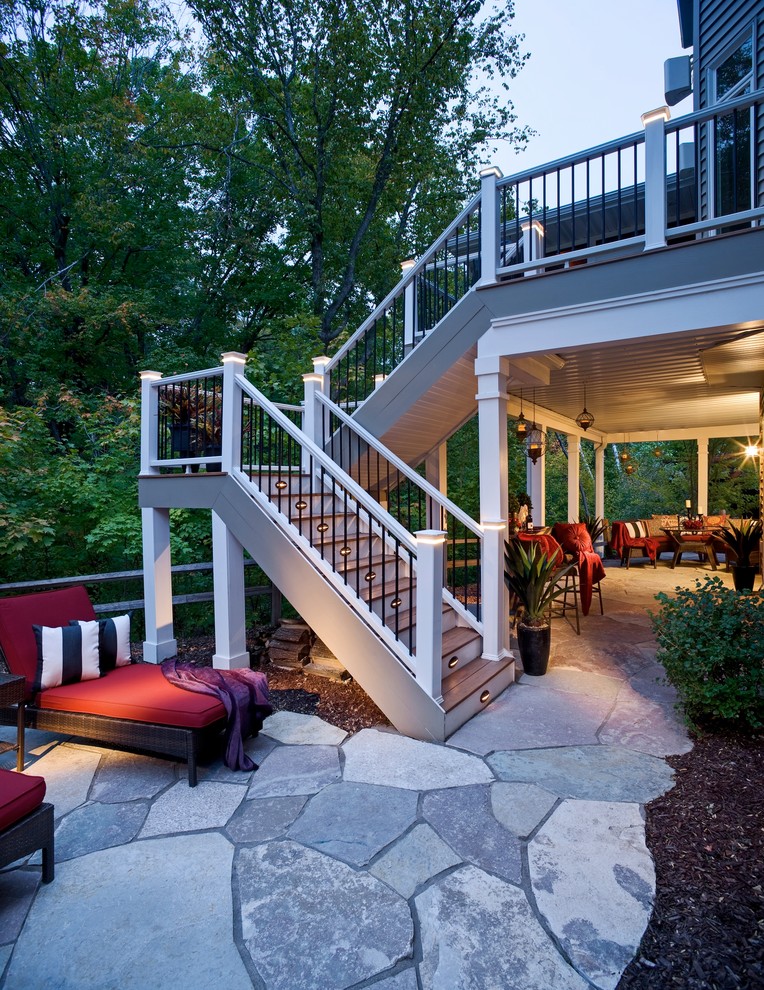 Idées déco pour une terrasse arrière classique de taille moyenne avec un foyer extérieur, des pavés en pierre naturelle et aucune couverture.