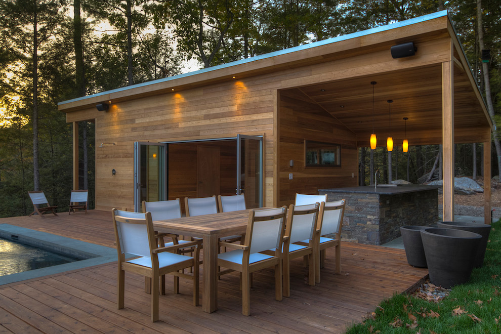 Источник вдохновения для домашнего уюта: двор среднего размера на боковом дворе в стиле модернизм с настилом