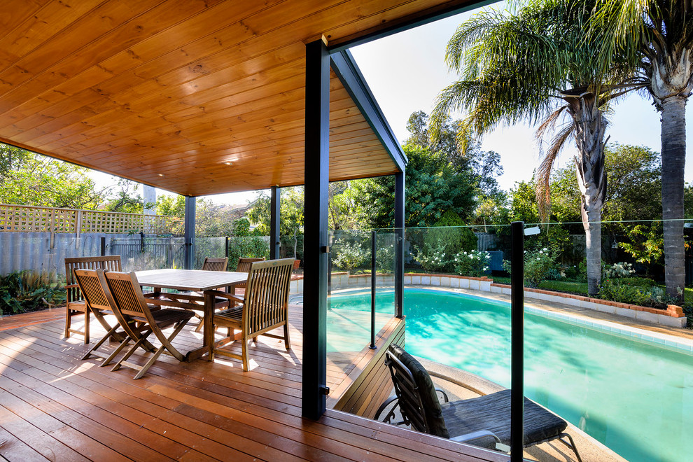 Immagine di un patio o portico minimal di medie dimensioni e dietro casa con pedane e un tetto a sbalzo