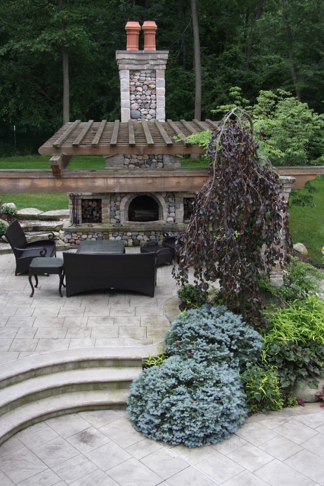 Example of a classic patio design in Indianapolis