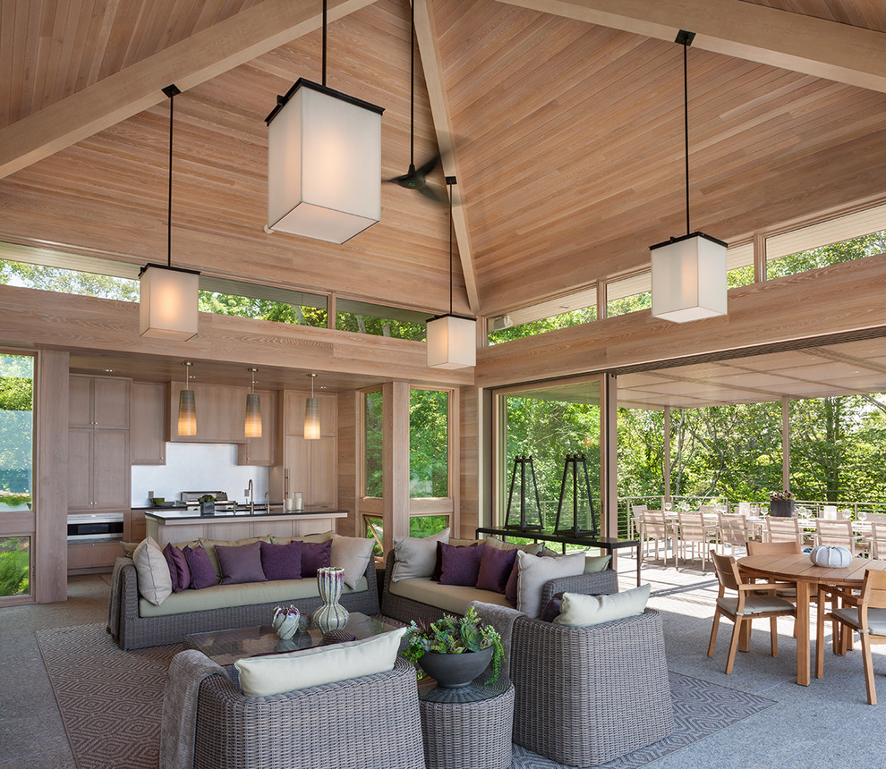 Идея дизайна: огромный двор на заднем дворе в современном стиле с летней кухней, покрытием из бетонных плит и навесом
