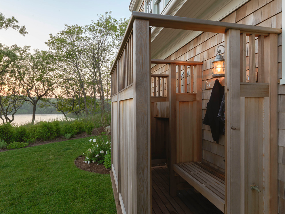 На фото: двор среднего размера на боковом дворе в морском стиле с летним душем без защиты от солнца с