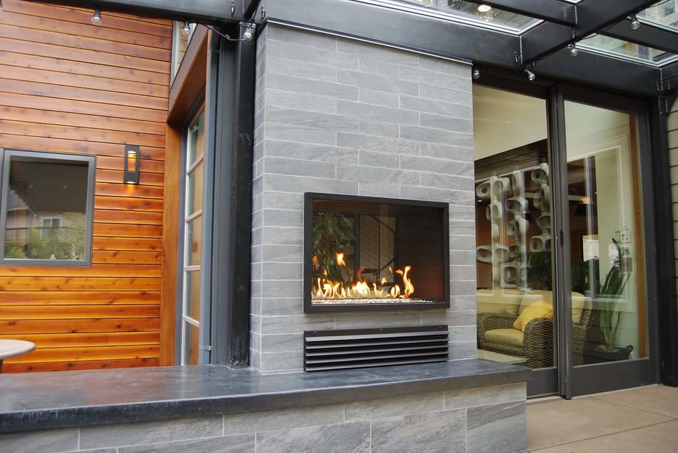 Mittelgroße Moderne Pergola hinter dem Haus mit Feuerstelle und Betonplatten in Sonstige