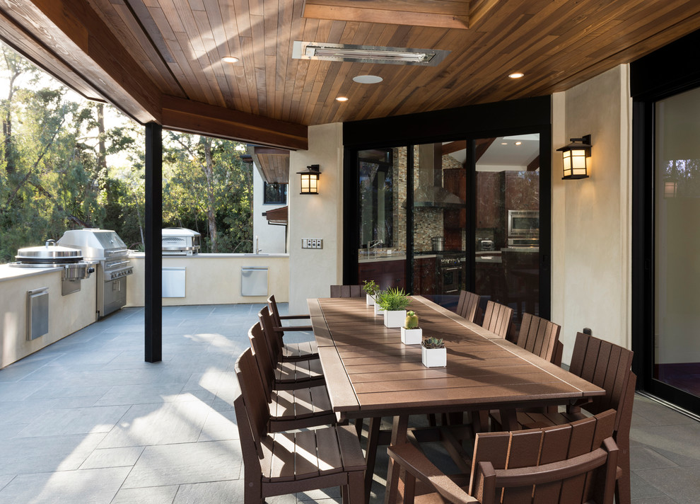 Diseño de patio moderno extra grande en patio trasero y anexo de casas con cocina exterior y suelo de baldosas