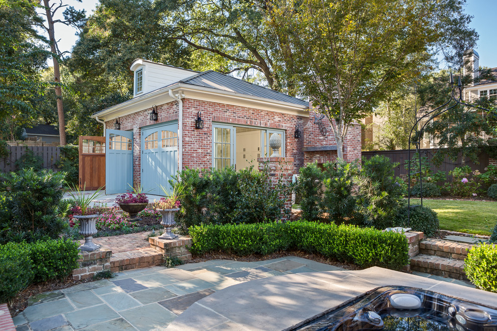 Foto di un patio o portico stile americano con un focolare, pavimentazioni in pietra naturale e nessuna copertura