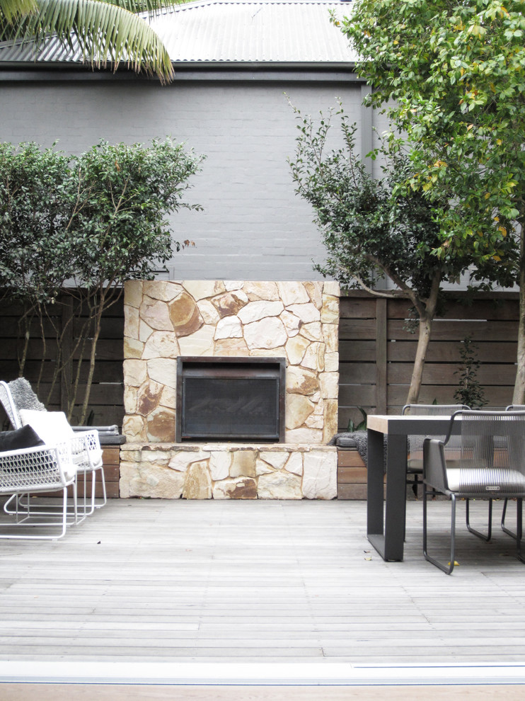 Mittelgroßer, Unbedeckter Moderner Patio hinter dem Haus mit Kamin und Dielen in Sydney